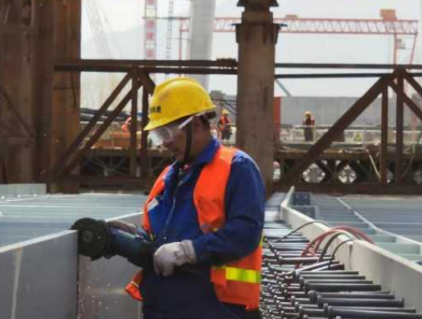 高空作业安全带守护建设者完成中卫下河沿黄河大桥钢梁吊装工作