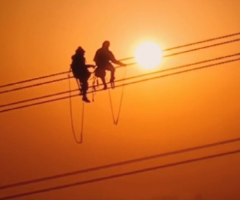 高空作业安全带为电力工人安装间隔棒和阻尼线建立安全屏障