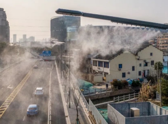 市政工人佩戴五点式安全带安装智慧路灯