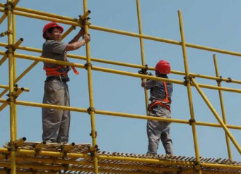 在有护栏的脚手架上作业可不使用安全带吗