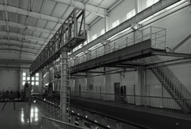 安全带和安全网栏共同使用可以保障机车检修工人安全